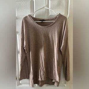 Banana Republic hi-lo crewneck shirt - Size M.